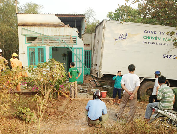 Xe tải đâm sập nhà dân