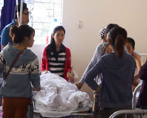 Gi&acirc;y ph&uacute;t kinh ho&agrave;ng khi năm c&ocirc; g&aacute;i bị tạt a x&iacute;t 2