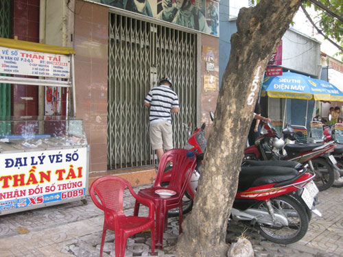 Gi&acirc;y ph&uacute;t kinh ho&agrave;ng khi năm c&ocirc; g&aacute;i bị tạt a x&iacute;t 4