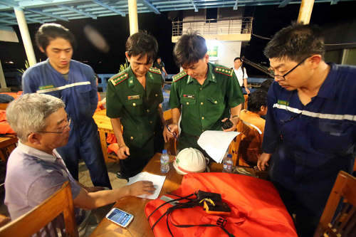 Bộ đội Biên phòng tỉnh Bà Rịa - Vũng Tàu đang trao đổi với thuyền trưởng tàu  Heung A Dragon (trái)