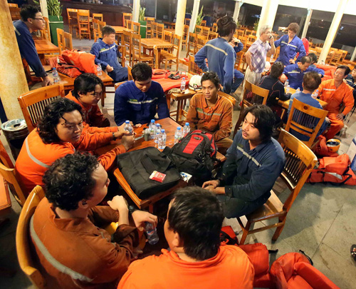 Các thuyền viên được đưa vào bờ an toàn để vào nhà nghỉ Hải Đội 2,  Bộ đội Biên phòng tỉnh Bà Rịa - Vũng Tàu nghỉ ngơi