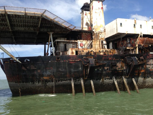 Do bị mắc cạn lâu năm, tàu Wealthy Global đã bị hư hại nặng 