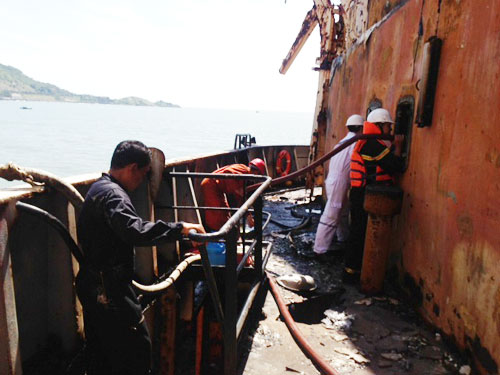 Lực lượng cứu hộ đưa vòi rồng vào cabin tàu với hy vọng khống chế được đám cháy