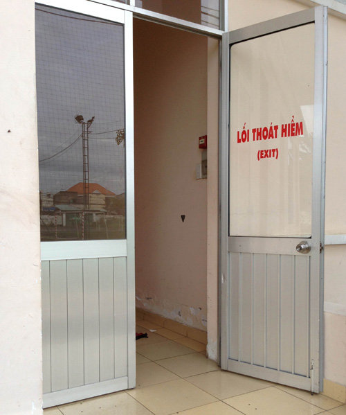 Cửa lưới kh&ocirc;ng được lắp đặt đầy đủ đ&uacute;ng theo thiết kế 