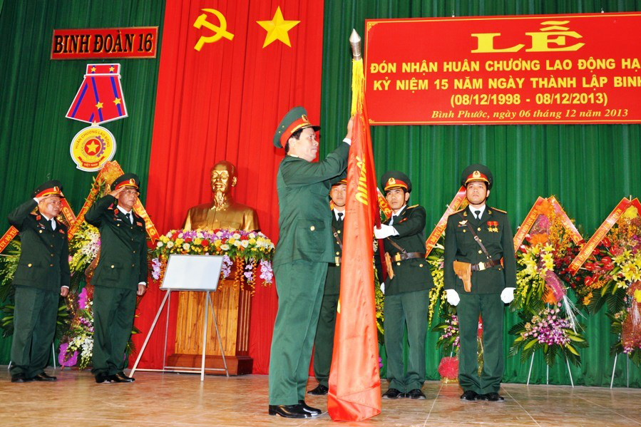 Thừa ủy quyền của Chủ tịch nước, Trung tướng Nguyễn Quốc Kh&aacute;nh trao tặng Hu&acirc;n chương lao động hạng nh&igrave; cho Binh đo&agrave;n 16