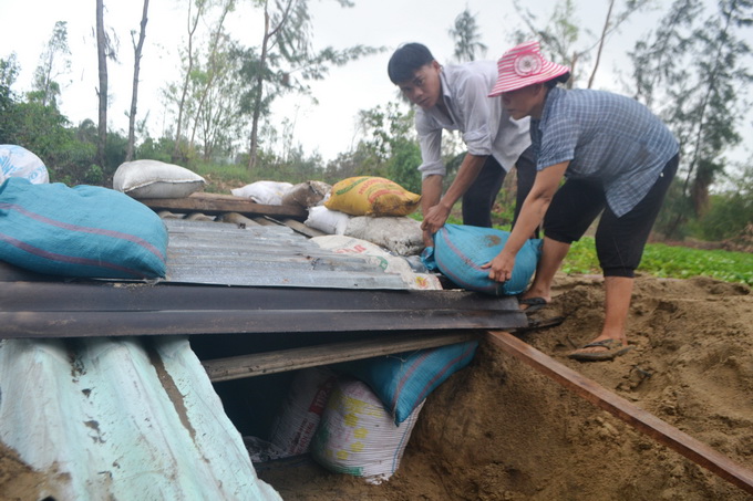 Người dân thôn Trung Phường, xã Duy Hải làm những căn hầm trú bão sau vườn