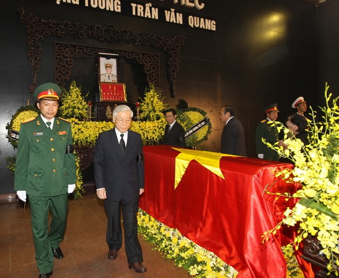 Đoàn đại biểu Ban Chấp hành Trung ương Đảng do Tổng Bí thư Nguyễn Phú Trọng dẫn đầu viếng đồng chí Thượng tướng Trần Văn Quang