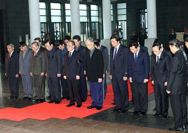 Đoàn đại biểu Ủy ban Thường vụ Quốc hội do Chủ tịch Quốc hội Nguyễn Sinh Hùng dẫn đầu viếng đồng chí Thượng tướng Trần Văn Quang