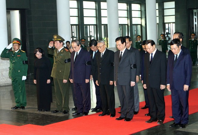 Đoàn đại biểu Chính phủ do Thủ tướng Nguyễn Tấn Dũng dẫn đầu viếng đồng chí Thượng tướng Trần Văn Quang
