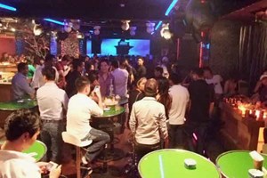 Cảnh sát đột nhập quán bar, phát hiện ma túy và vũ khí