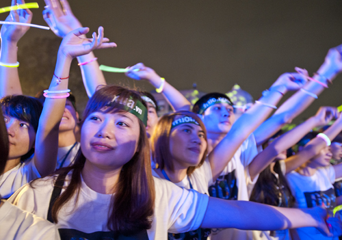 Bạn Nông Thị Thu Huyền tới từ Đại học Nông Nghiệp cho biết đây là năm đầu tiên bạn tham gia làm tình nguyện viên cho phong trào Giờ Trái đất. Huyền chia sẻ đây là một hoạt động ý nghĩa và thiết thực, bản thân bạn cũng luôn tuyên truyền cho gia đình và bạn bè về ý thức tiết kiệm điện. Thông qua Giờ Trái đất, Huyền hi vọng ý thức bảo vệ môi trường của người dân Việt Nam được nâng cao.