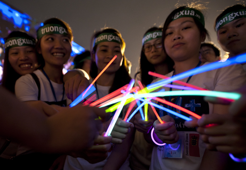 Vòng tay và que phát sáng được phát cho các bạn tình nguyện viên. Bạn Nguyễn Thị Thu Thảo, 20 tuổi ở Nguyễn Văn Cừ, Gia Lâm chia sẻ việc sử dụng que phát sáng vừa đẹp, vừa tiện lợi lại thân thiện với môi trường không như việc thắp nến.