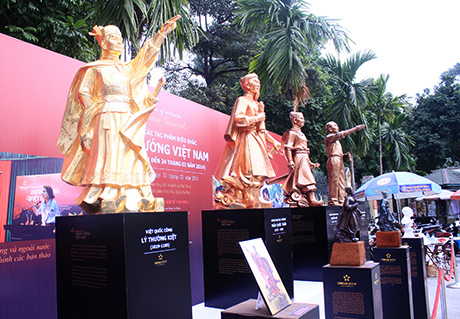 T&aacute;c phẩm đi&ecirc;u khắc 4 vị danh tướng Việt Nam đang được trưng b&agrave;y tại Bảo l&agrave;ng lịch sử qu&acirc;n sự