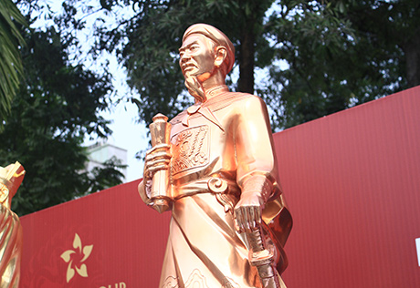 4 bức tượng nh&igrave;n ở cự li gần