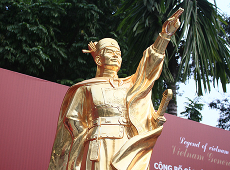 4 bức tượng nh&igrave;n ở cự li gần