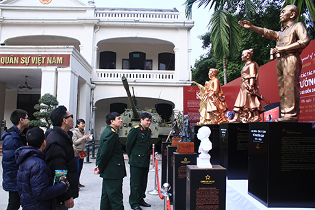 Kh&aacute;ch tham quan chi&ecirc;m ngưỡng 4 bức tượng c&aacute;c danh tướng