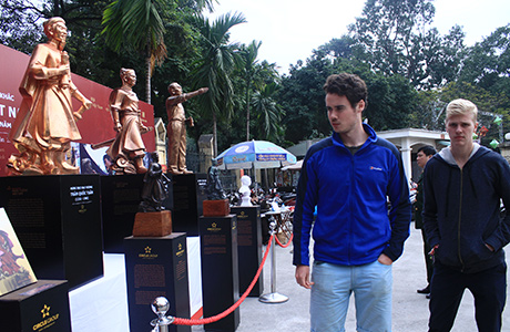 Du kh&aacute;ch nước ngo&agrave;i gh&eacute; thăm