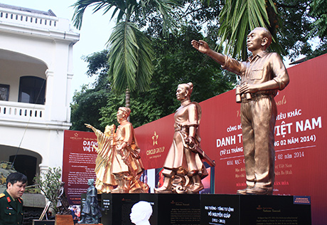 4 bức tượng nh&igrave;n ở cự li gần