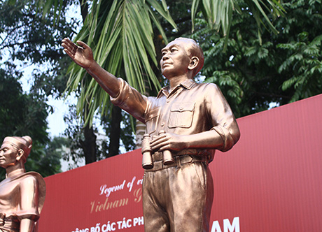 4 bức tượng nh&igrave;n ở cự li gần