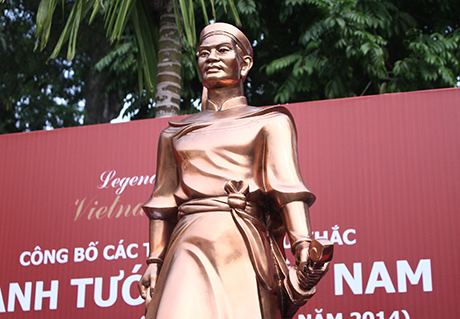 4 bức tượng nh&igrave;n ở cự li gần