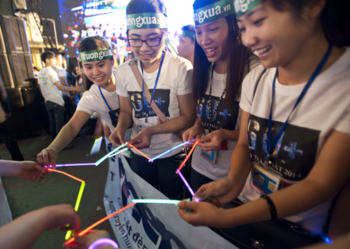 Các bạn trẻ thích thú tạo hình, xếp chữ từ những thanh phát sáng.