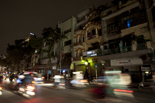 Người dân tham gia giao thông tại các tuyến phố trung tâm của Thủ đô trong bóng tối từ 20h30 đến 21h30. Bác Phạm Quang Tiến (63 tuổi) ở Nghi Tàm, Tây Hồ chia sẻ bác đã tham gia hoạt động này được 2 năm nay. Theo bác Tiến đây là việc làm tốt, vừa tiết kiệm điện vừa giúp người dân ngắm nhìn Thủ đô lúc không đèn.