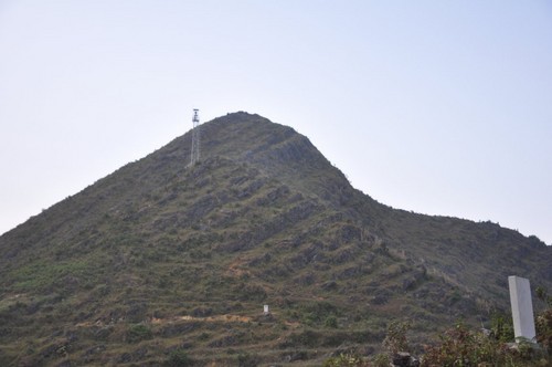 Phía Trung Quốc xây dựng trạm quan sát điện tử ngay sau mốc 422 (Lũng Cú, Đồng Văn, Hà Giang)