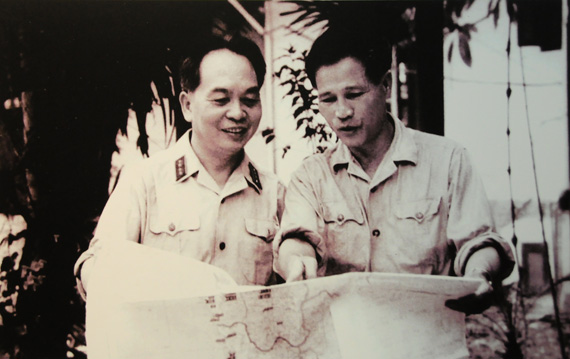 Đại tướng Võ Nguyên Giáp và Đại tướng Nguyễn Chí Thanh trao đổi về tình hình chiến sự ở miền Nam, ngày 15/7/1967.