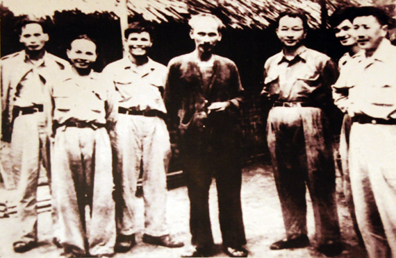 Chủ tịch Hồ Chí Minh và đồng chí Nguyễn Chí Thanh - Chủ nhiệm Tổng cục Chính trị  với các đồng chí lãnh đạo của Đảng tại chiến khu Việt Bắc, tháng 3 năm 1951.