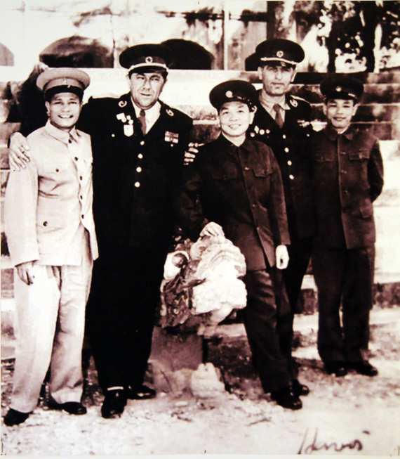 Đại tướng Nguyễn Chí Thanh, Đại tướng Võ Nguyên Giáp, Thượng tướng Văn Tiến Dũng  với cán bộ quân sự cao cấp nước ngoài, năm 1963.