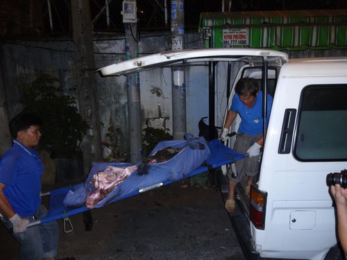 Xác nạn nhân lần lượt được di chuyển ra xe cứu thương