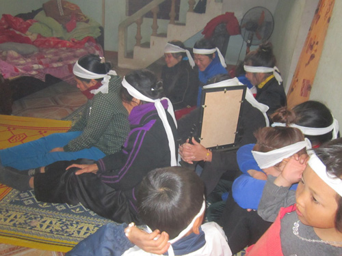 Đau thương, khăn tang phủ trắng người thân các nạn nhân - Ảnh: Hoan Dũng Tình