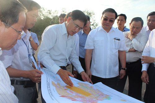Phó thủ tướng Hoàng Trung Hải khảo sát địa điểm xây dựng sân bay quốc tế Long Thành - Ảnh: Đức Nguyễn