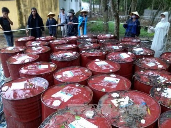 C&ocirc;ng ty Cổ phần Nicotex Thanh Th&aacute;i ch&ocirc;n h&agrave;ng trăm tấn thuốc trừ s&acirc;u xuống l&ograve;ng đất. (Ảnh: TTXVN)