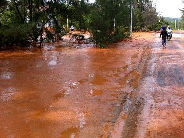 Vỡ bờ moong chứa titan của C&ocirc;ng ty cổ phần đầu tư kho&aacute;ng sản v&agrave; thương mại B&igrave;nh Thuận. (Ảnh: TTXVN)