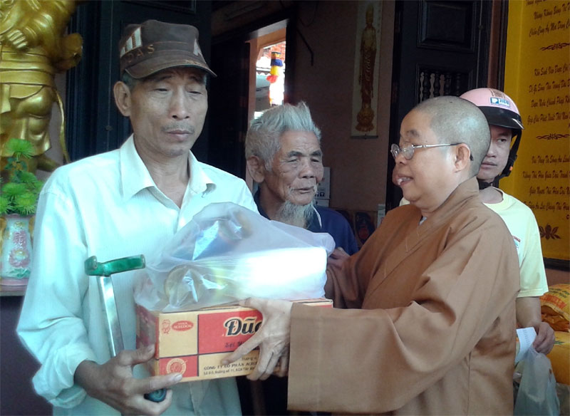 Chùa Quang Minh tặng 300 phần quà tết cho người nghèo