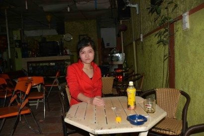 Lê Thị Thảo Nguyên trong quán cà phê của chị họ.