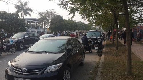 rất đông người dân hiếu kỳ đến xem chữa cháy