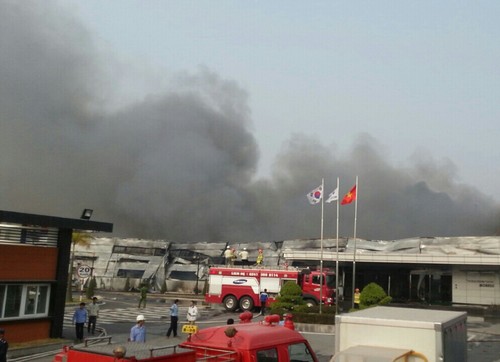 Khói bốc lên nghi ngút từ khu xưởng 1 của Nhà máy Mobase