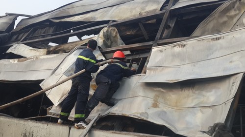 Khu xưởng bị bịt kín nên lực lượng PCCC phải vất vả mới đưa vòi cứu hỏa vào bên trong