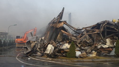 Dùng xe ủi kéo sập một bộ phận nhà xưởng để cách ly ngọn lửa