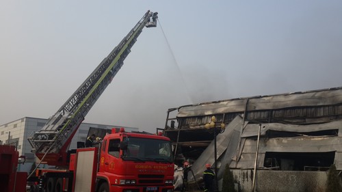  Huy động xe cứu hỏa có thang của cảnh sát PCCC Hà Nội