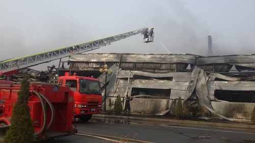 Huy động xe cứu hỏa có thang của cảnh sát PCCC Hà Nội 2