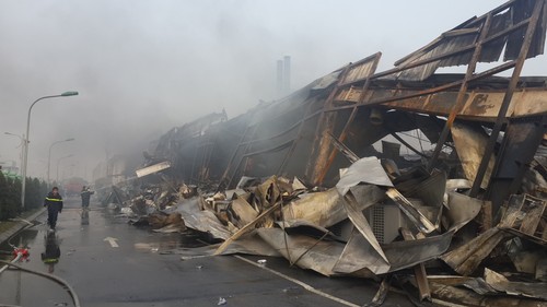 Hàng ngàn m2 nhà xưởng kết cấu thép bị lửa làm cong vênh đổ sụp