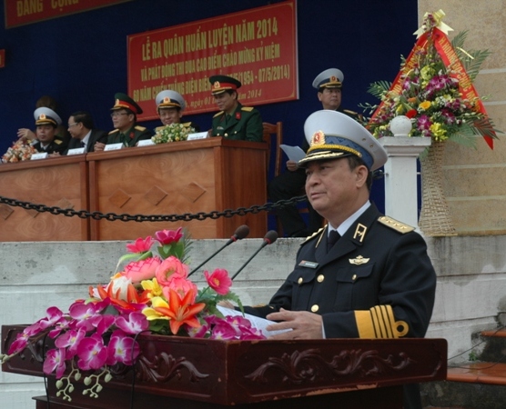 Đ&ocirc; đốc Nguyễn Văn Hiến, Ủy vi&ecirc;n Trung ương Đảng, Thứ trưởng Bộ Quốc ph&ograve;ng, Tư lệnh Qu&acirc;n chủng Hải qu&acirc;n ph&aacute;t biểu tại Lễ ra qu&acirc;n huấn luyện.