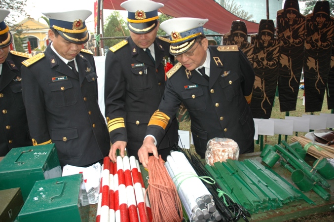 Cũng tại đ&acirc;y, c&aacute;c đồng ch&iacute; l&atilde;nh đạo Qu&acirc;n chủng Hải qu&acirc;n v&agrave; Lữ đo&agrave;n đ&atilde; đi tham quan khu trưng b&agrave;y của c&aacute;c đơn vị.