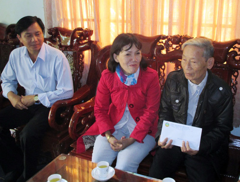 Bí thư đảng ủy khối cơ quan dân chính đảng Trịnh Thị Nga tặng quà cho bệnh binh 2/3, Lê Minh Thụ.