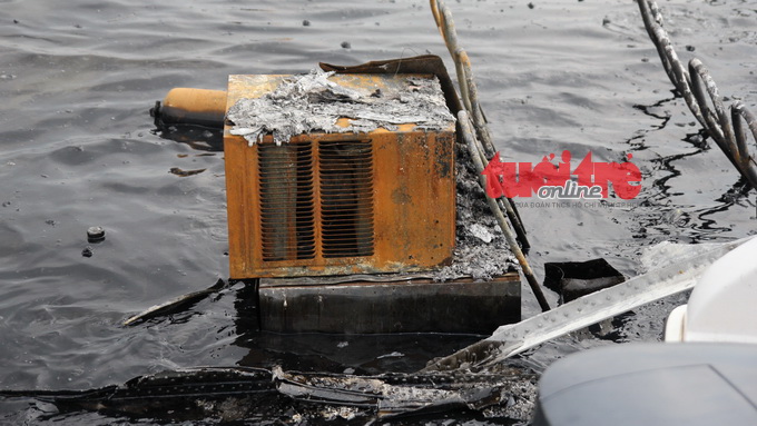 Tàu cánh ngầm bị cháy, chìm nửa xuống sông chỉ còn trơ lại một số máy móc