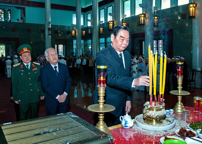 &Ocirc;ng L&ecirc; Hồng Anh, Ủy vi&ecirc;n Bộ Ch&iacute;nh trị, Trường trực Ban B&iacute; thư viếng Thượng tướng Ph&ugrave;ng Thế T&agrave;i. (Ảnh: CTV/TTXVN)