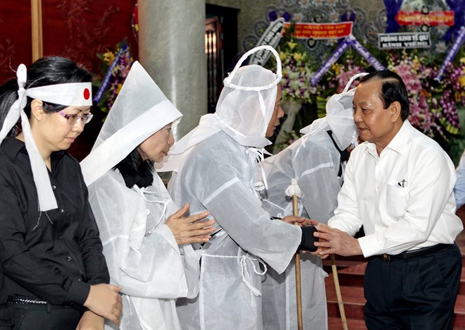 &Ocirc;ng L&ecirc; Thanh Hải, Ủy vi&ecirc;n Bộ Ch&iacute;nh trị, B&iacute; thư Th&agrave;nh ủy Th&agrave;nh phố Hồ Ch&iacute; Minh đến viếng v&agrave; chia buồn với gia đ&igrave;nh Thượng tướng Ph&ugrave;ng Thế T&agrave;i. (Ảnh: Thế Anh/TTXVN)